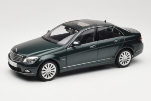 Mercedes C-Class W204 Avantgarde Dark Green AUTOart 1:18 B66962366 Diecast