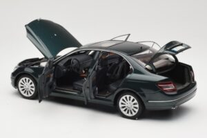 Mercedes C-Class W204 Avantgarde Dark Green AUTOart 1:18 B66962366 Diecast - image 5 of 8