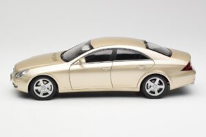 Mercedes CLS C219 Light Beige Gold Kyosho 1:18 08401LBE Diecast - image 4 of 8