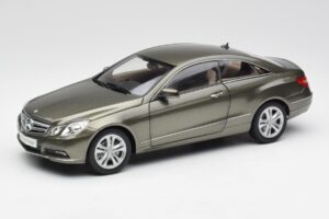 Mercedes E-Class Coupe C207 Titanite Grey Metallic Minichamps 1:18 B66962419 Diecast