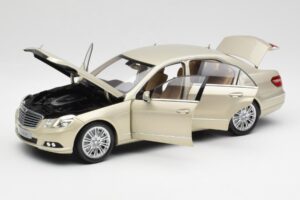 Mercedes E-Class W212 Elegance Pearl Beige Metallic Minichamps 1:18 B66960215 Diecast - image 2 of 8