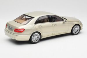 Mercedes E-Class W212 Elegance Pearl Beige Metallic Minichamps 1:18 B66960215 Diecast - image 3 of 8