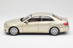 Mercedes E-Class W212 Elegance Pearl Beige Metallic Minichamps 1:18 B66960215 Diecast - image 4 of 8
