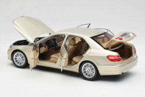 Mercedes E-Class W212 Elegance Pearl Beige Metallic Minichamps 1:18 B66960215 Diecast - image 5 of 8