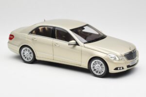Mercedes E-Class W212 Elegance Pearl Beige Metallic Minichamps 1:18 B66960215 Diecast - image 6 of 8