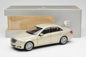 Mercedes E-Class W212 Elegance Pearl Beige Metallic Minichamps 1:18 B66960215 Diecast - image 8 of 8