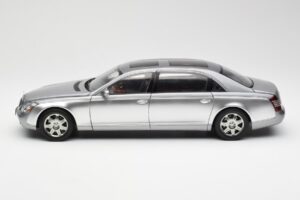 Maybach 62 LWB Himalaya Silver Dealer Edition AUTOart 1:18 B66962178 Diecast - image 4 of 8