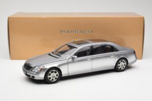 Maybach 62 LWB Himalaya Silver Dealer Edition AUTOart 1:18 B66962178 Diecast - image 8 of 8