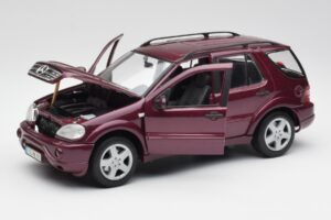 Mercedes ML55 AMG W163 Purple Maisto 1:18 31876 Diecast - image 2 of 8