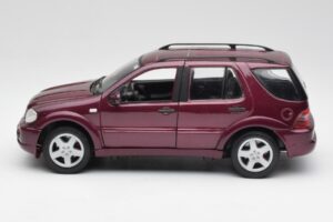 Mercedes ML55 AMG W163 Purple Maisto 1:18 31876 Diecast - image 4 of 8