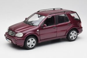 Mercedes ML55 AMG W163 Purple Maisto 1:18 31876 Diecast