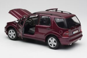 Mercedes ML55 AMG W163 Purple Maisto 1:18 31876 Diecast - image 5 of 8