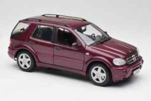 Mercedes ML55 AMG W163 Purple Maisto 1:18 31876 Diecast - image 6 of 8