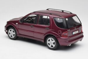 Mercedes ML55 AMG W163 Purple Maisto 1:18 31876 Diecast - image 7 of 8