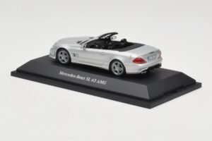 Mercedes SL 63 AMG R230 Silver Metallic Minichamps 1:43 B66960018 Diecast - image 3 of 4