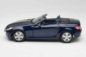 Mercedes SLK R171 Blue Maisto 1:18 B66962190 Diecast - image 4 of 8