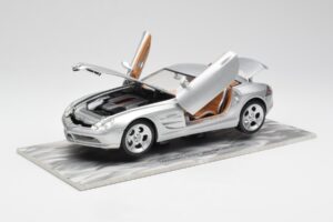Mercedes SLR Vision Silver Limited Edition With Aluminium Base Bburago 1:18 B66962102 Diecast - image 2 of 8