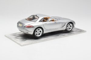 Mercedes SLR Vision Silver Limited Edition With Aluminium Base Bburago 1:18 B66962102 Diecast - image 3 of 8