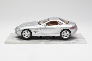 Mercedes SLR Vision Silver Limited Edition With Aluminium Base Bburago 1:18 B66962102 Diecast - image 4 of 8