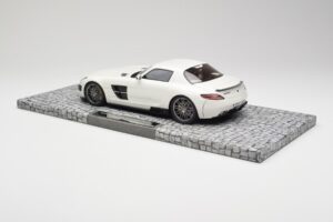 Mercedes Brabus SLS AMG 700 Biturbo Pearl White Minichamps 1:18 107032020 Diecast - image 5 of 6
