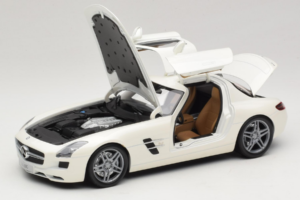 Mercedes SLS AMG Designo Mystic White Museum Edition Minichamps 1:18 B66055551 Diecast - image 2 of 8