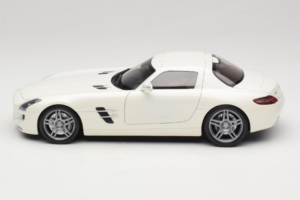 Mercedes SLS AMG Designo Mystic White Museum Edition Minichamps 1:18 B66055551 Diecast - image 4 of 8