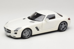 Mercedes SLS AMG Designo Mystic White Museum Edition Minichamps 1:18 B66055551 Diecast