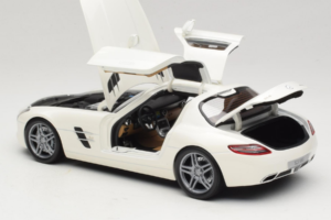 Mercedes SLS AMG Designo Mystic White Museum Edition Minichamps 1:18 B66055551 Diecast - image 5 of 8