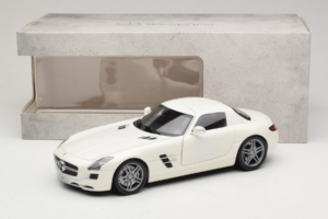 Mercedes SLS AMG Designo Mystic White Museum Edition Minichamps 1:18 B66055551 Diecast - image 8 of 8