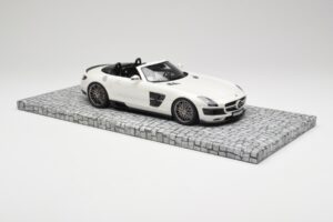 Mercedes Brabus SLS AMG 700 Biturbo Roadster Pearl White Minichamps 1:18 107032130 Diecast - image 4 of 6