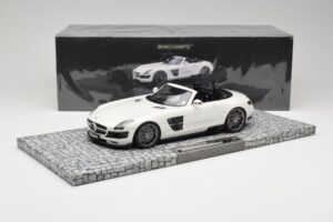 Mercedes Brabus SLS AMG 700 Biturbo Roadster Pearl White Minichamps 1:18 107032130 Diecast - image 6 of 6