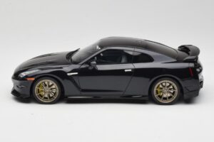 Nissan GT-R R35 Takumi Edition Midnight Purple GT Spirit 1:18 GT932 Resin - image 3 of 6