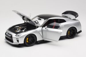 Nissan GT-R R35 Track Edition NISMO T-Spec Ultimate Metal Silver MotorHelix 1:18 M83517 Diecast - image 2 of 8