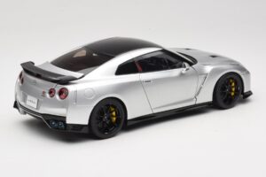 Nissan GT-R R35 Track Edition NISMO T-Spec Ultimate Metal Silver MotorHelix 1:18 M83517 Diecast - image 3 of 8