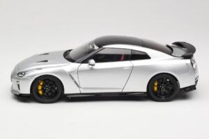 Nissan GT-R R35 Track Edition NISMO T-Spec Ultimate Metal Silver MotorHelix 1:18 M83517 Diecast - image 4 of 8
