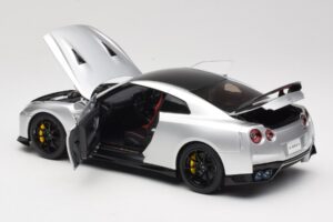 Nissan GT-R R35 Track Edition NISMO T-Spec Ultimate Metal Silver MotorHelix 1:18 M83517 Diecast - image 5 of 8