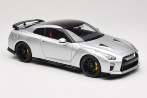 Nissan GT-R R35 Track Edition NISMO T-Spec Ultimate Metal Silver MotorHelix 1:18 M83517 Diecast - image 6 of 8