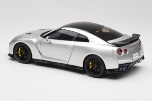 Nissan GT-R R35 Track Edition NISMO T-Spec Ultimate Metal Silver MotorHelix 1:18 M83517 Diecast - image 7 of 8