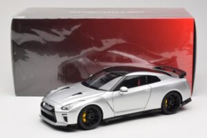 Nissan GT-R R35 Track Edition NISMO T-Spec Ultimate Metal Silver MotorHelix 1:18 M83517 Diecast - image 8 of 8