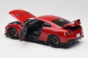 Nissan GT-R R35 Track Edition NISMO Vibrant Red MotorHelix 1:18 M83511 Diecast - image 5 of 8