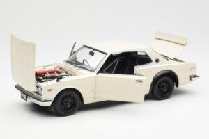 Nissan Skyline 2000 GT-R KPGC110 White Kyosho 1:18 08127W Diecast - image 2 of 8