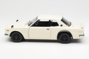 Nissan Skyline 2000 GT-R KPGC110 White Kyosho 1:18 08127W Diecast - image 4 of 8