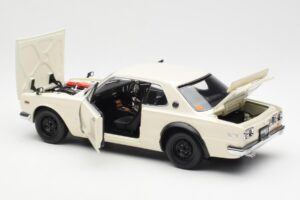 Nissan Skyline 2000 GT-R KPGC110 White Kyosho 1:18 08127W Diecast - image 5 of 8