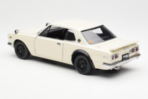 Nissan Skyline 2000 GT-R KPGC110 White Kyosho 1:18 08127W Diecast - image 7 of 8
