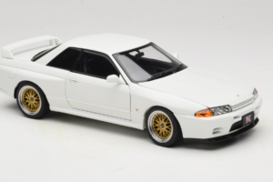 Nissan Skyline GT-R R32 V-Spec II Tuned Crystal White AUTOart 1:18 77416 Diecast - image 6 of 8