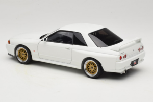 Nissan Skyline GT-R R32 V-Spec II Tuned Crystal White AUTOart 1:18 77416 Diecast - image 7 of 8