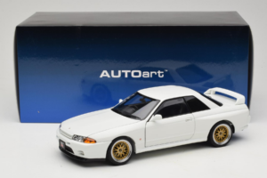 Nissan Skyline GT-R R32 V-Spec II Tuned Crystal White AUTOart 1:18 77416 Diecast - image 8 of 8