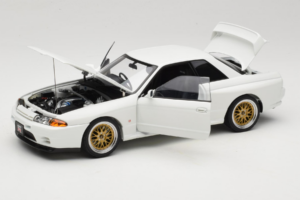 Nissan Skyline GT-R R32 V-Spec II Tuned Crystal White AUTOart 1:18 77416 Diecast - image 2 of 8
