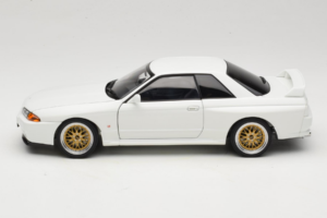 Nissan Skyline GT-R R32 V-Spec II Tuned Crystal White AUTOart 1:18 77416 Diecast - image 4 of 8