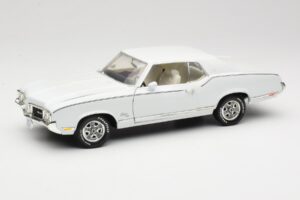 Oldsmobile Cutlass SX White ERTL 1:18 33775 Diecast